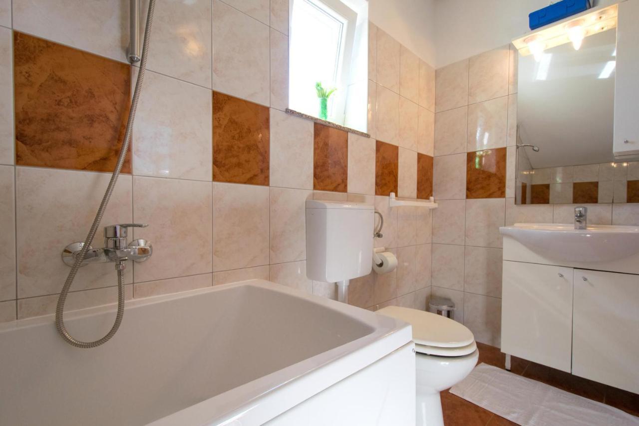 Apartments Mladenka Malinska Εξωτερικό φωτογραφία