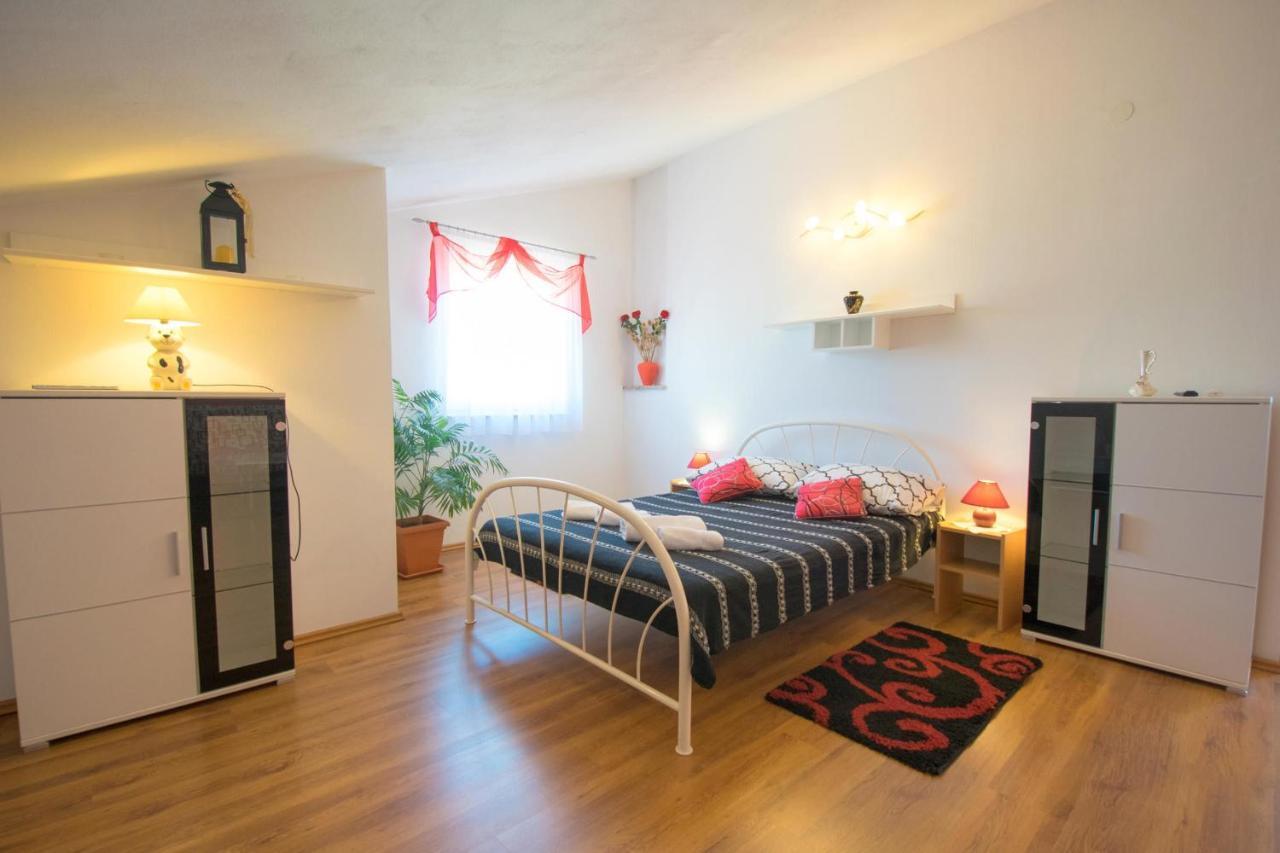 Apartments Mladenka Malinska Εξωτερικό φωτογραφία