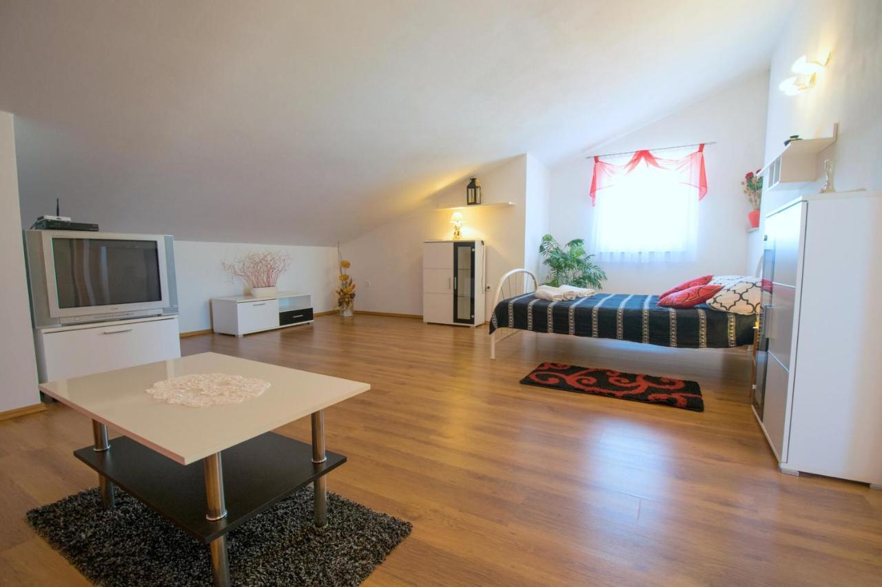 Apartments Mladenka Malinska Εξωτερικό φωτογραφία