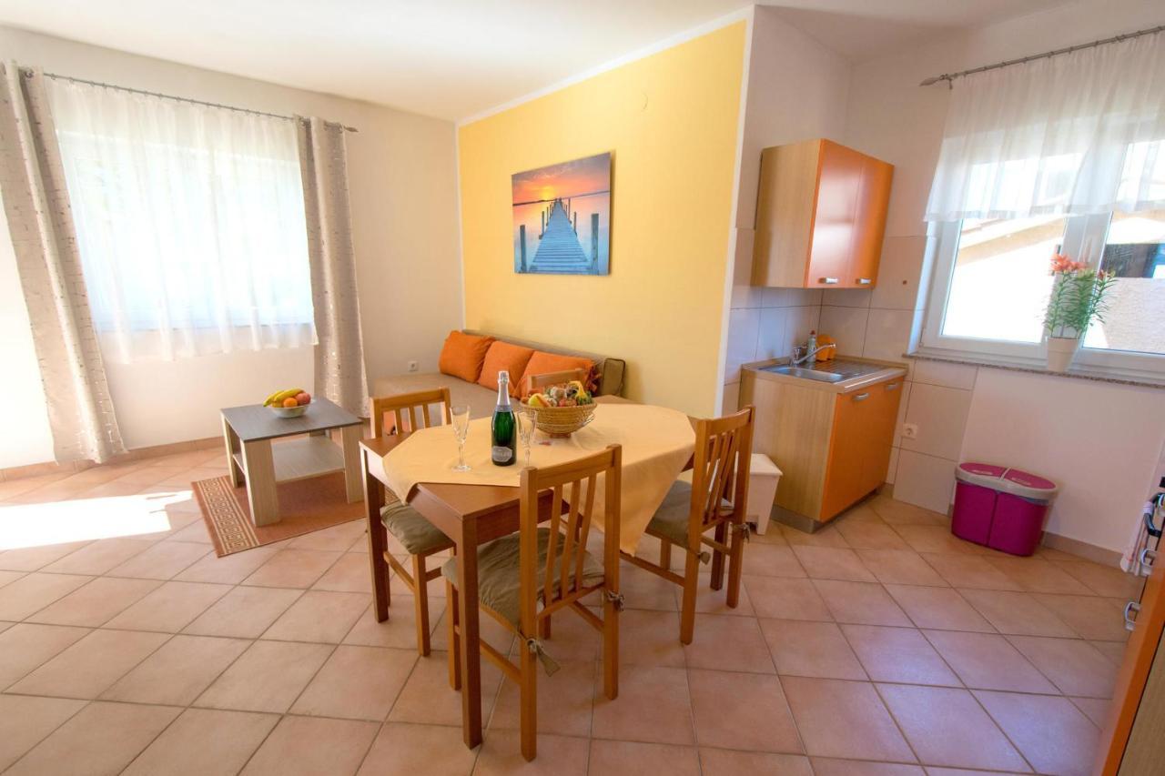 Apartments Mladenka Malinska Εξωτερικό φωτογραφία
